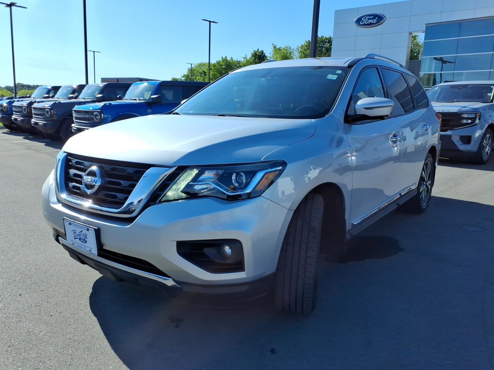 Used 2017 Nissan Pathfinder Platinum w/ Family Entertainment Package AWD/4WD image 7