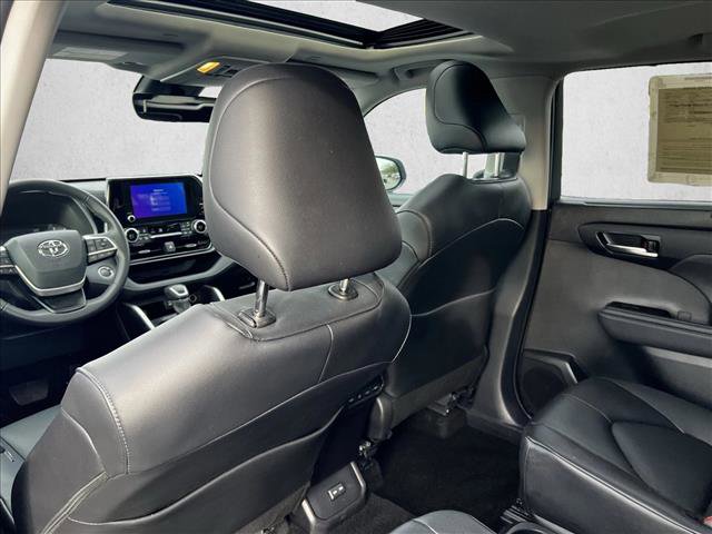 Certified 2025 Toyota Highlander XLE image 17