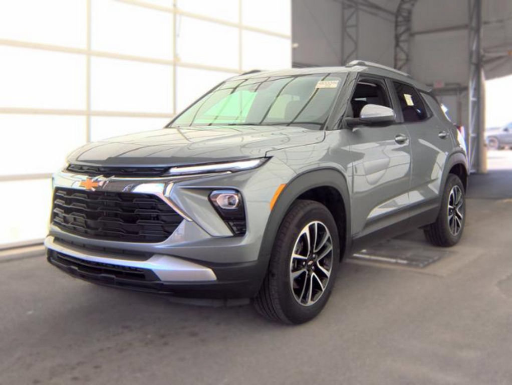 Used 2025 Chevrolet TrailBlazer LT w/ Convenience Package AWD/4WD image 2