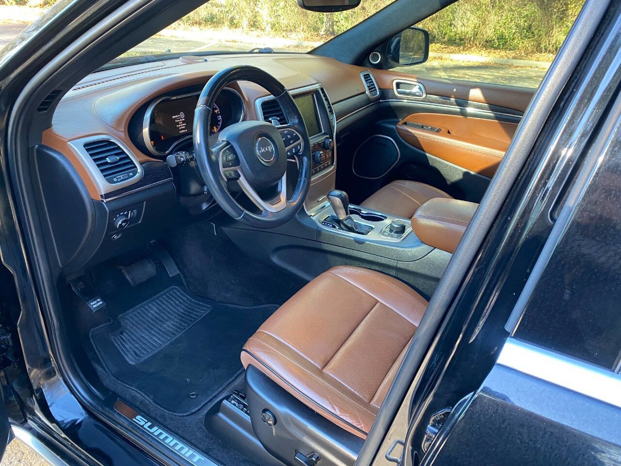 Used 2017 Jeep Grand Cherokee Summit w/ Platinum Series Group image 13