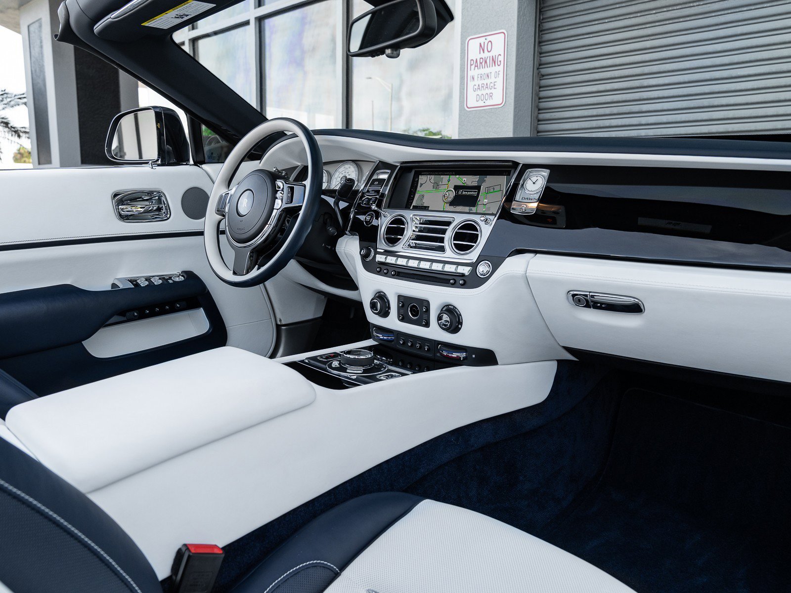 Used 2018 Rolls-Royce Dawn image 2