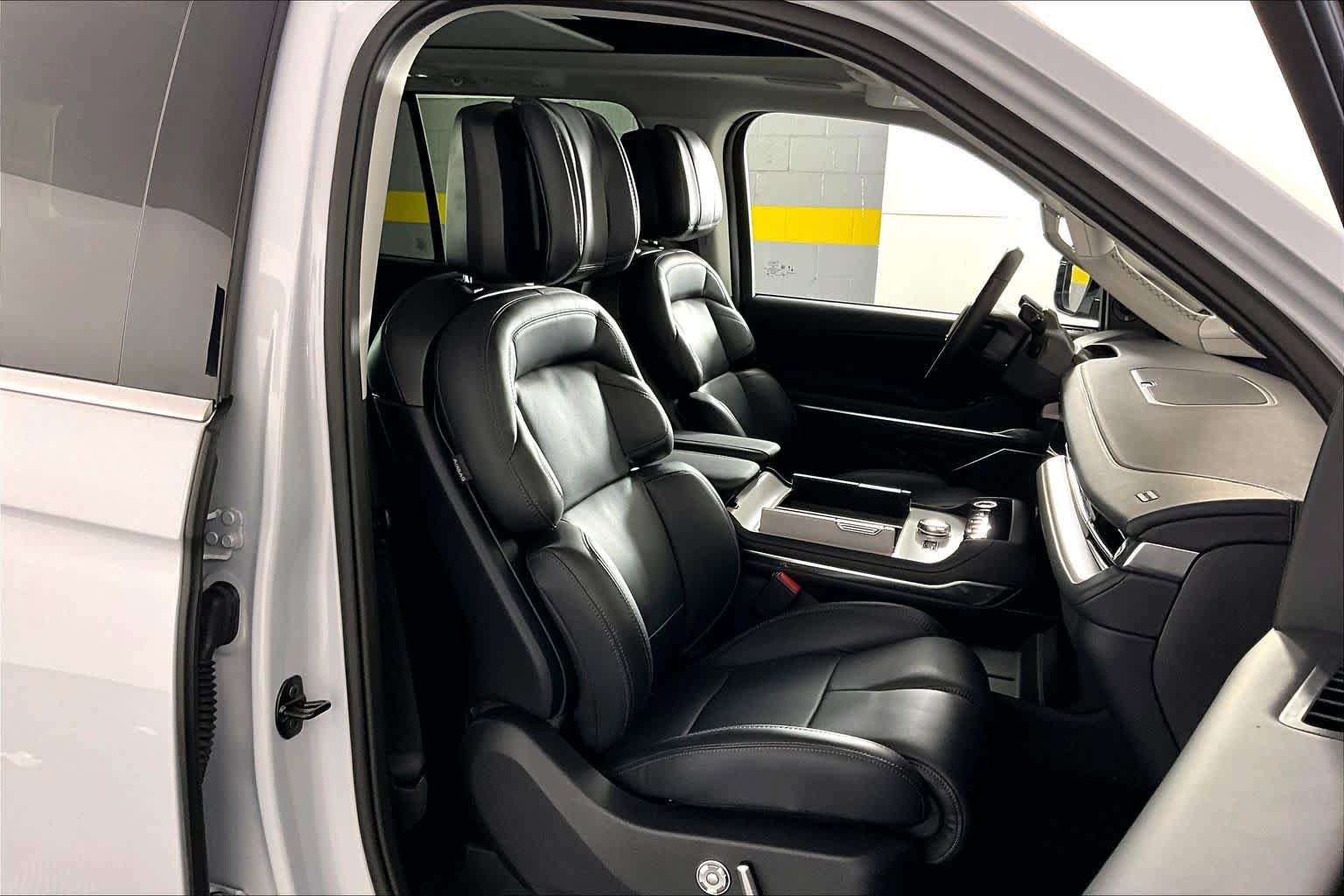 Used 2025 Lincoln Navigator Reserve image 9