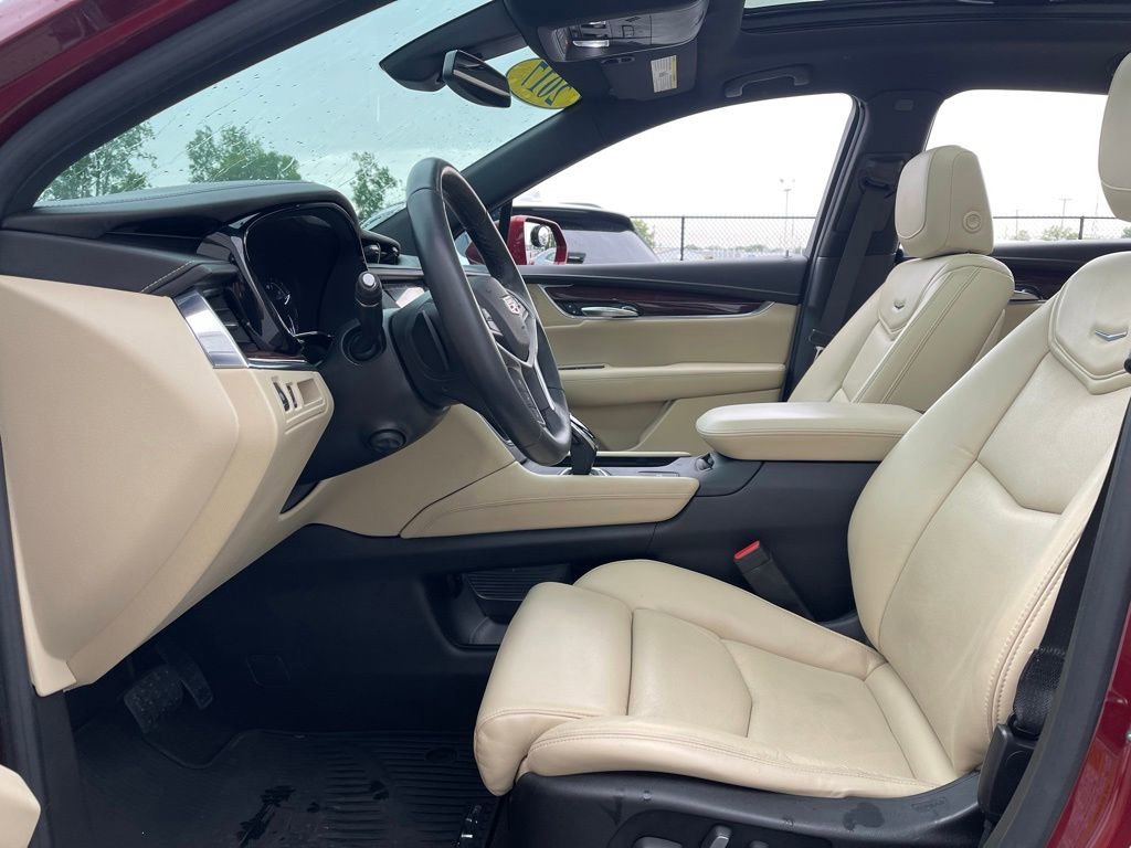 Used 2017 Cadillac XT5 Luxury w/ Driver Awareness Package FWD image 17