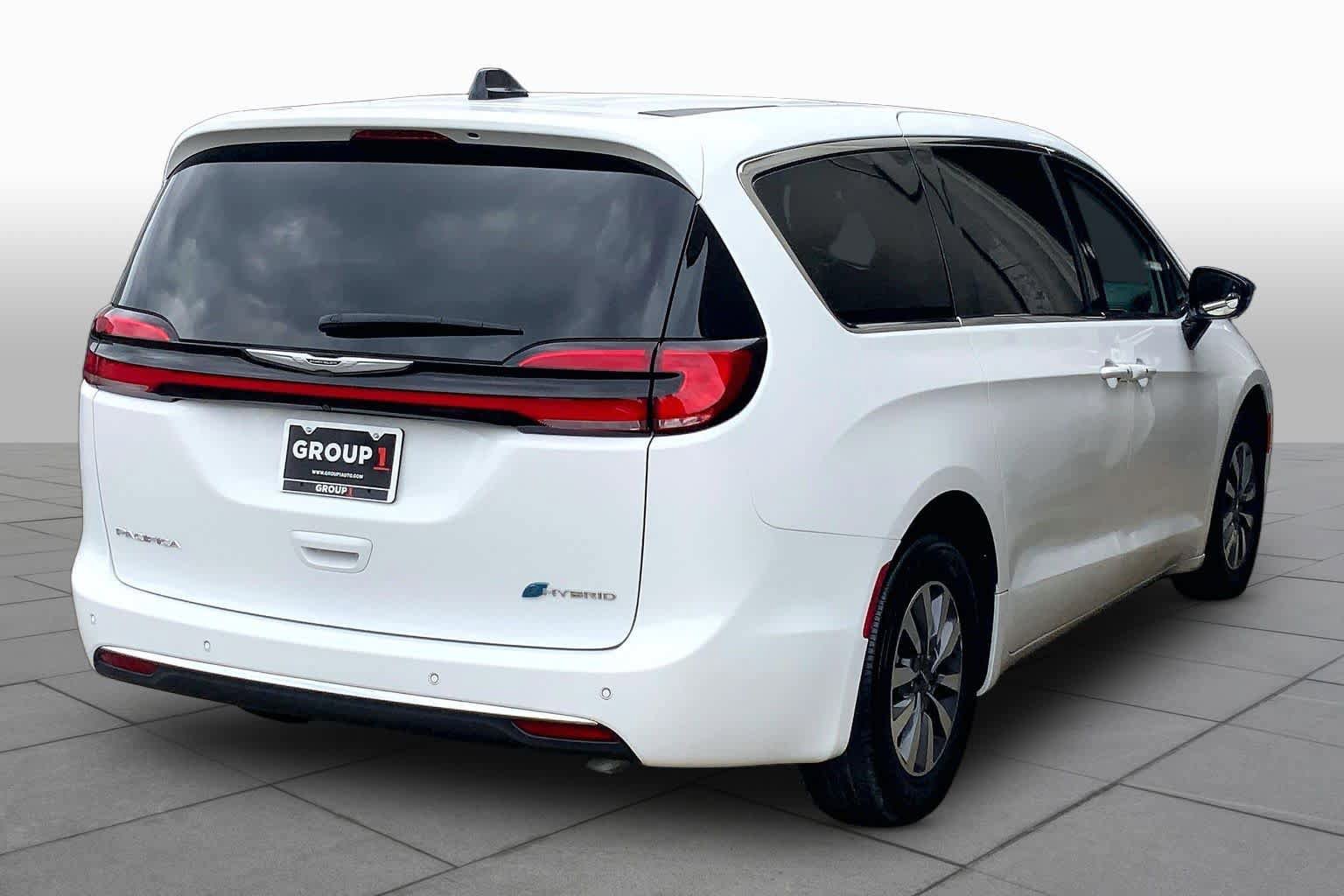Used 2024 Chrysler Pacifica Limited FWD image 13