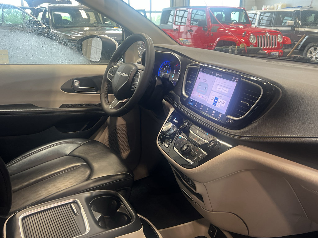 Used 2023 Chrysler Pacifica Touring-L FWD image 24