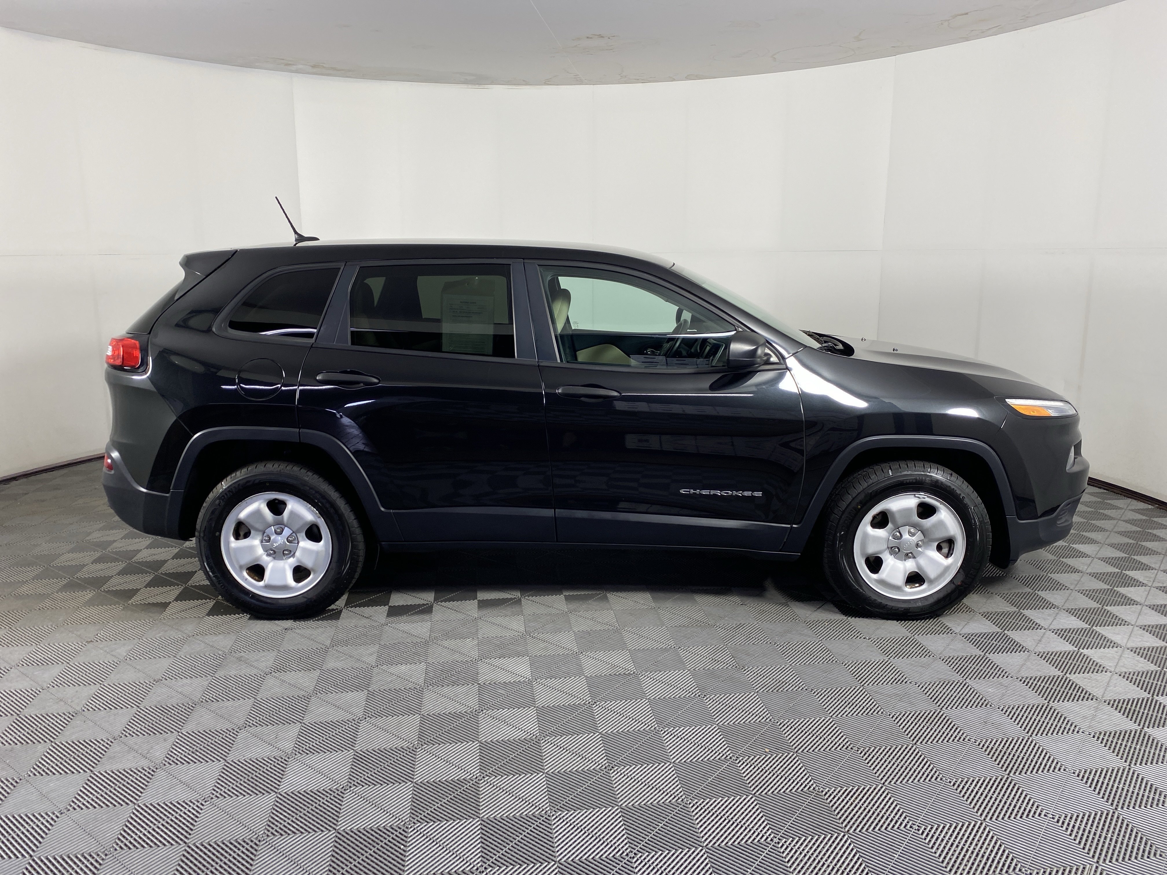 Used 2016 Jeep Cherokee Sport AWD/4WD image 5
