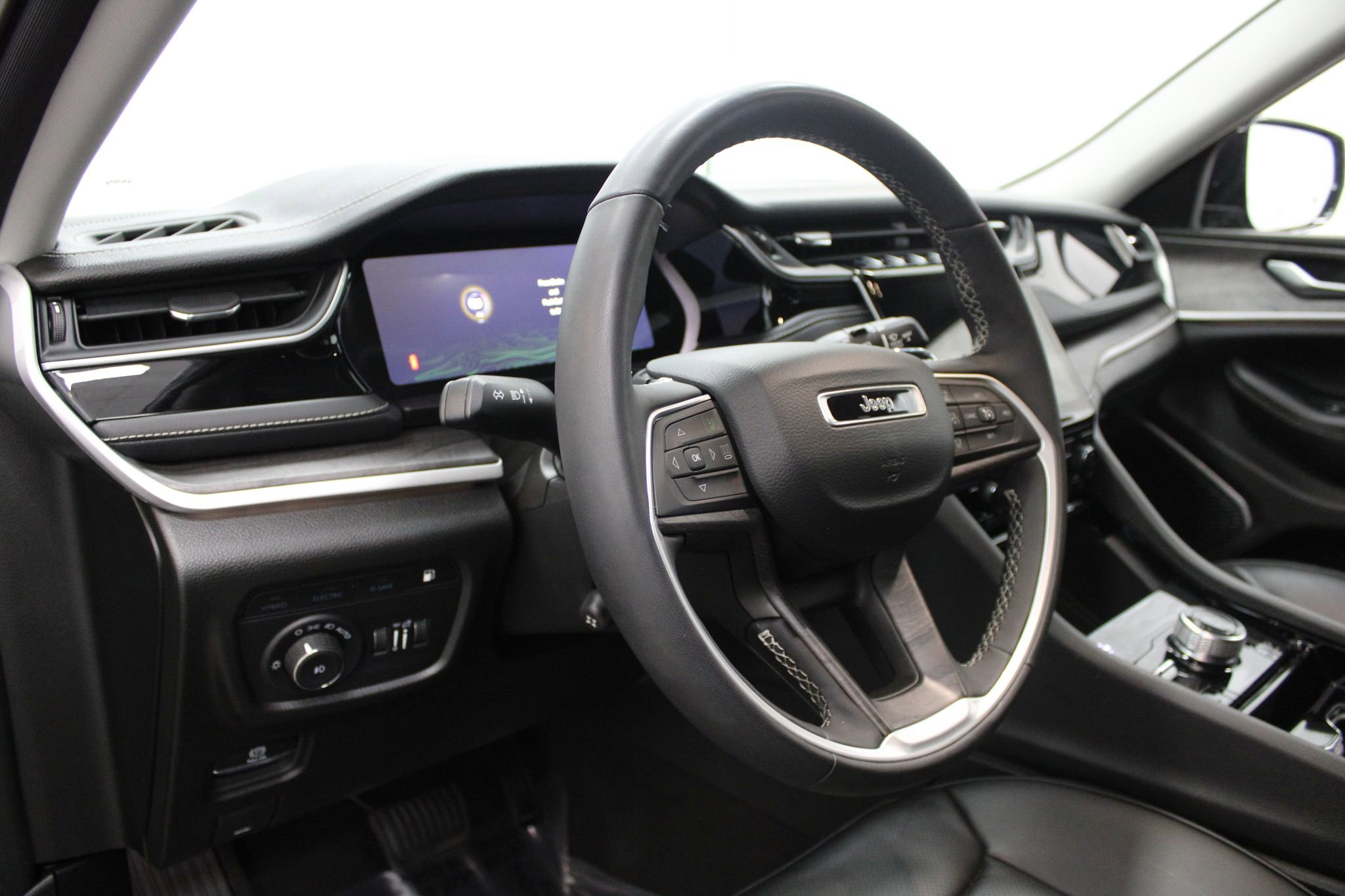 Used 2023 Jeep Grand Cherokee 4WD 4xe w/ Luxury Tech Group II image 12
