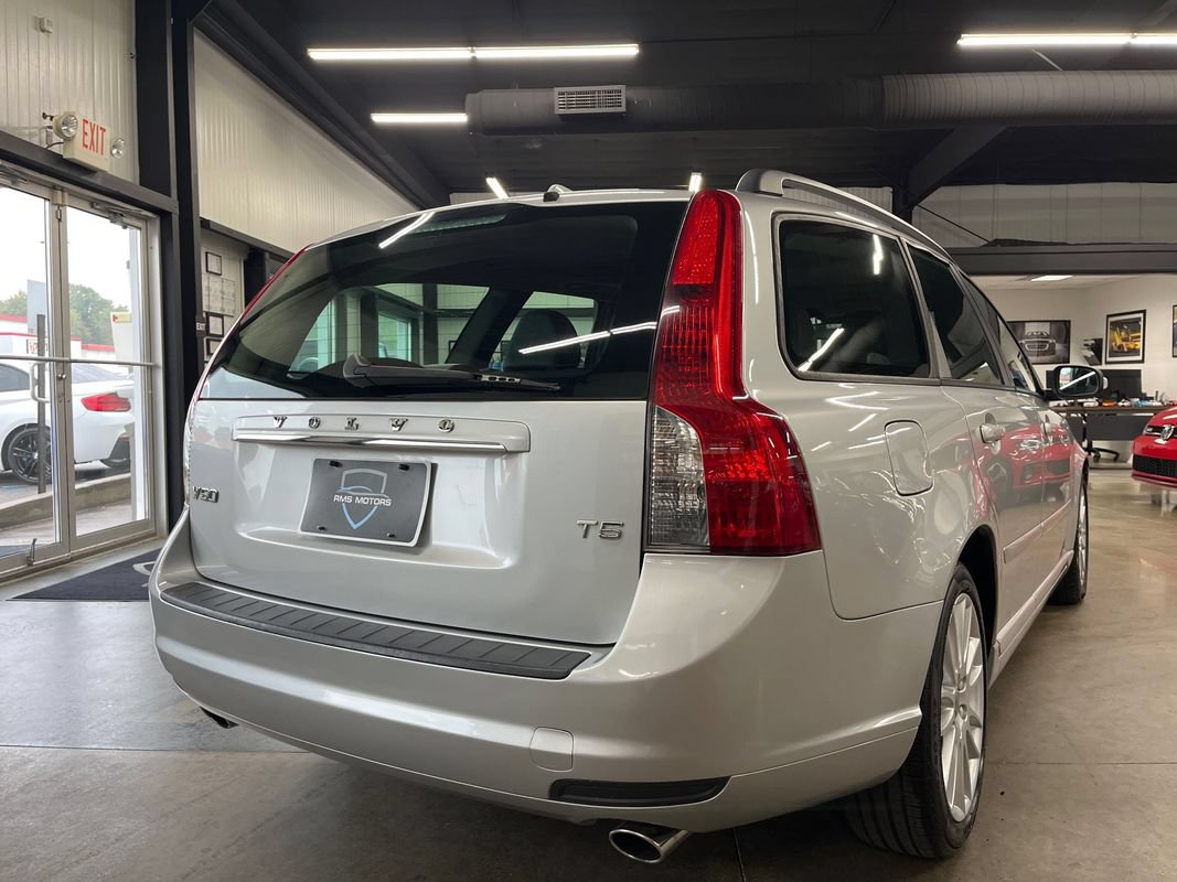 Used 2011 Volvo V50 T5 w/ Preferred Pkg FWD image 16