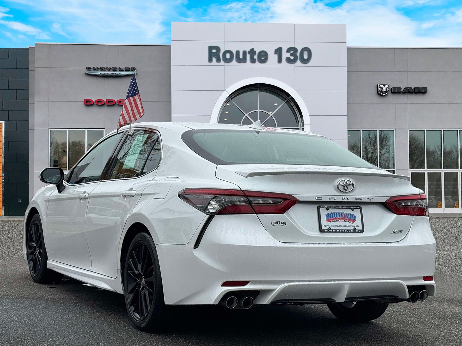 Used 2023 Toyota Camry XSE FWD image 3