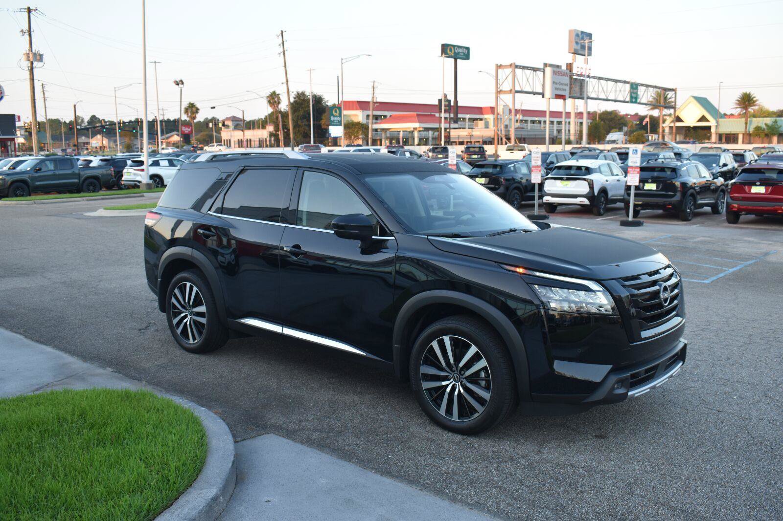 Used 2025 Nissan Pathfinder Platinum w/ Black Appearance Package FWD image 18