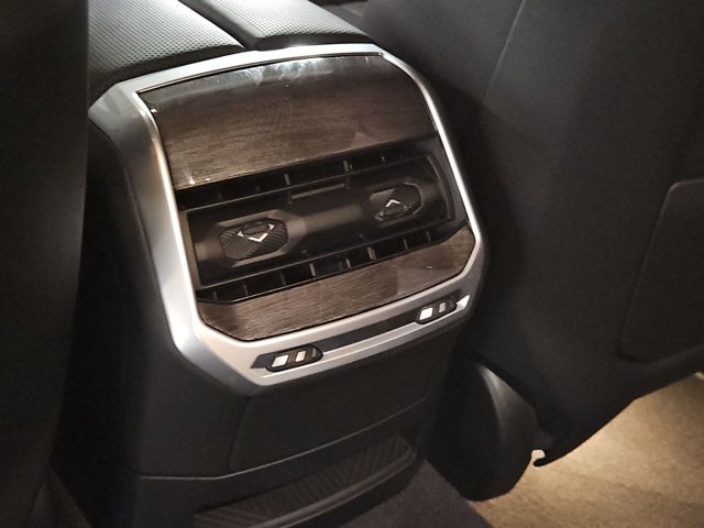 Certified 2024 BMW i7 xDrive60 w/ Executive Package AWD/4WD image 17