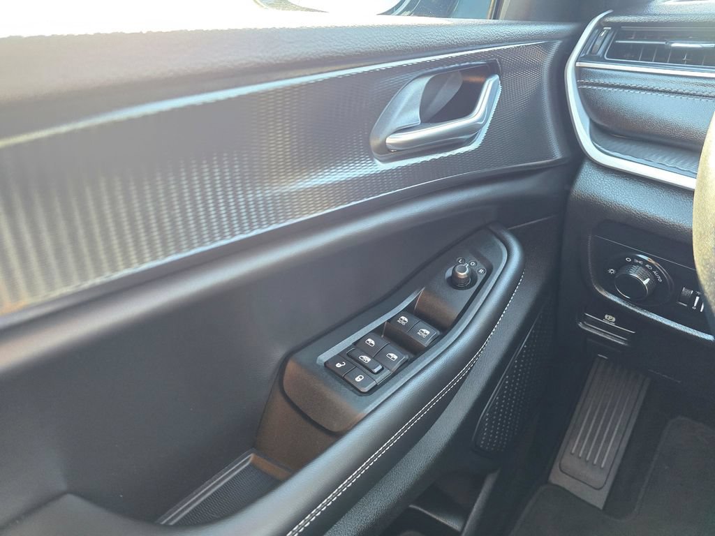 Used 2025 Jeep Grand Cherokee Altitude AWD/4WD image 33