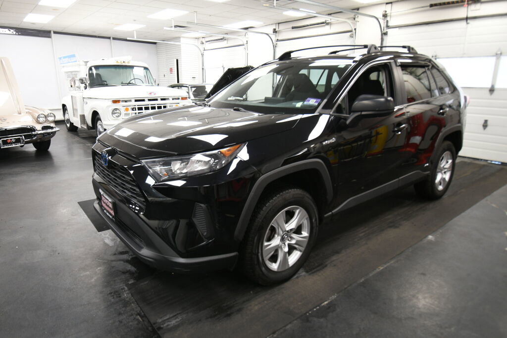 Used 2020 Toyota RAV4 LE w/ Carpet Mat Package image 4