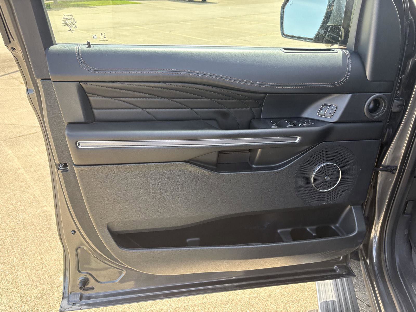 Used 2021 Ford Expedition Platinum AWD/4WD image 3