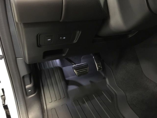 New 2024 Land Rover Discovery Dynamic SE image 13