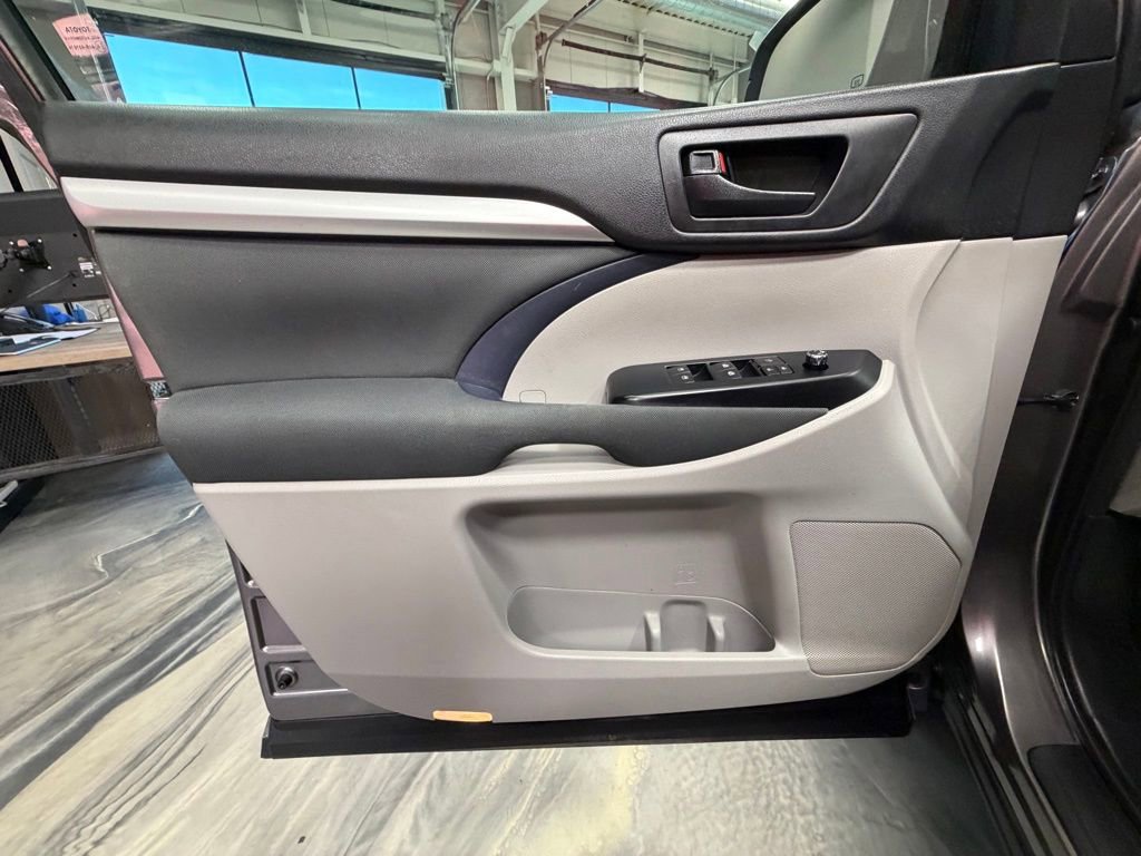 Used 2015 Toyota Highlander LE image 51