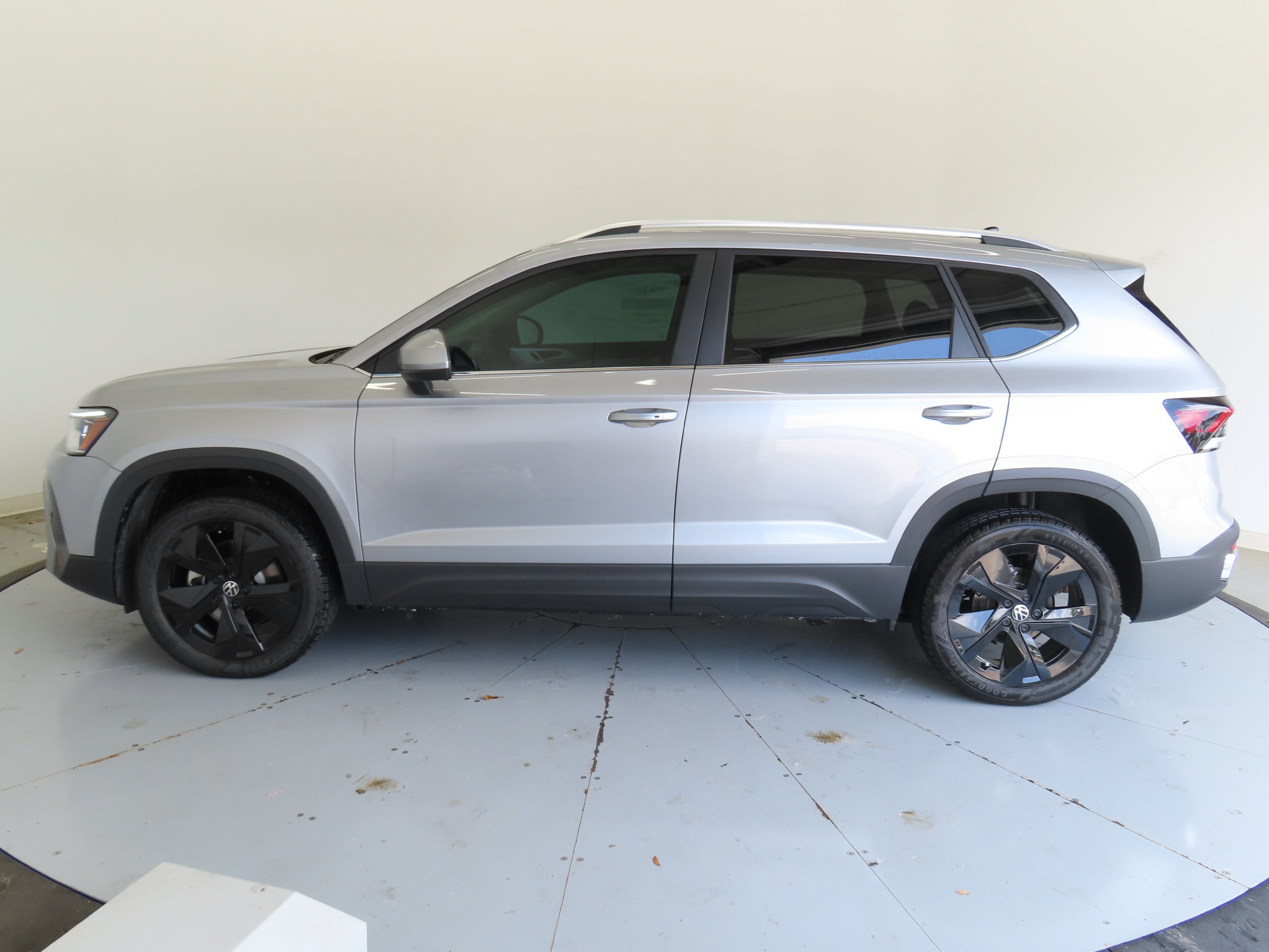 New 2026 Volkswagen Taos SE FWD image 7