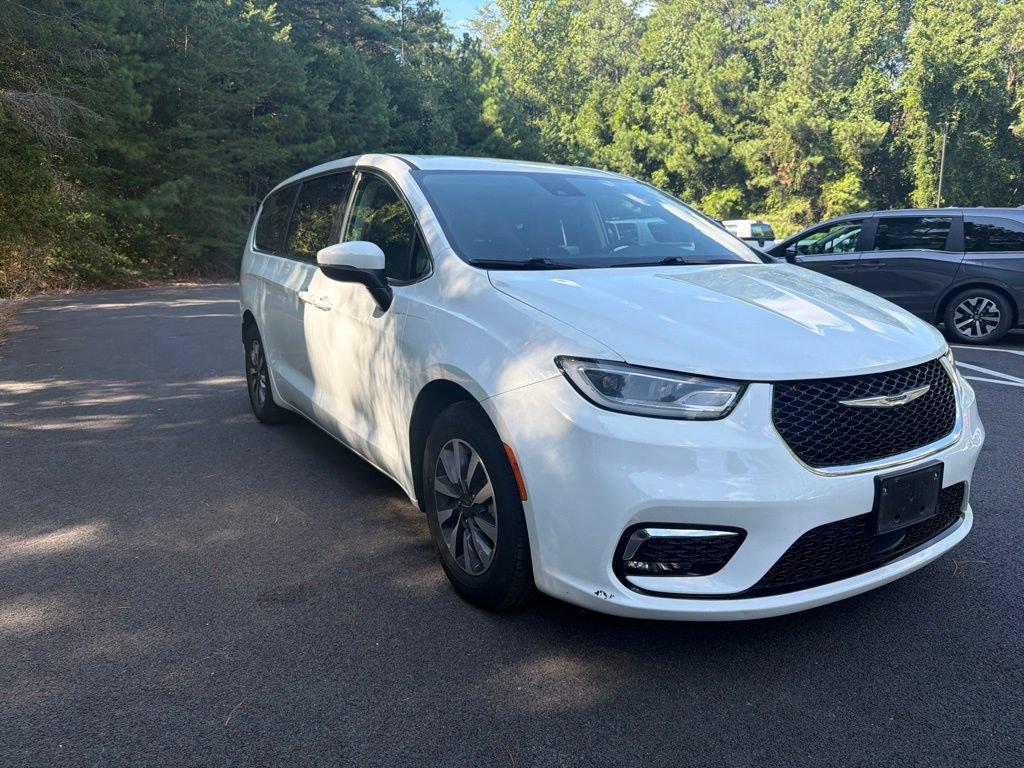 Used 2023 Chrysler Pacifica Touring-L FWD image 4