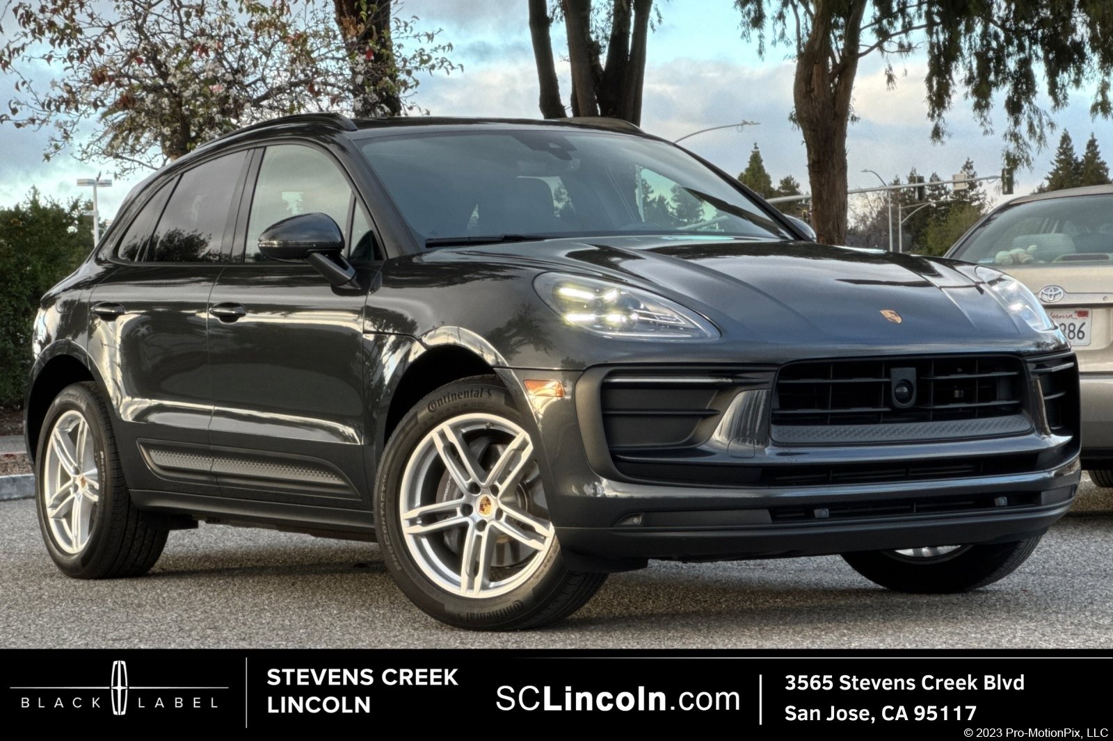 Used 2024 Porsche Macan image 1