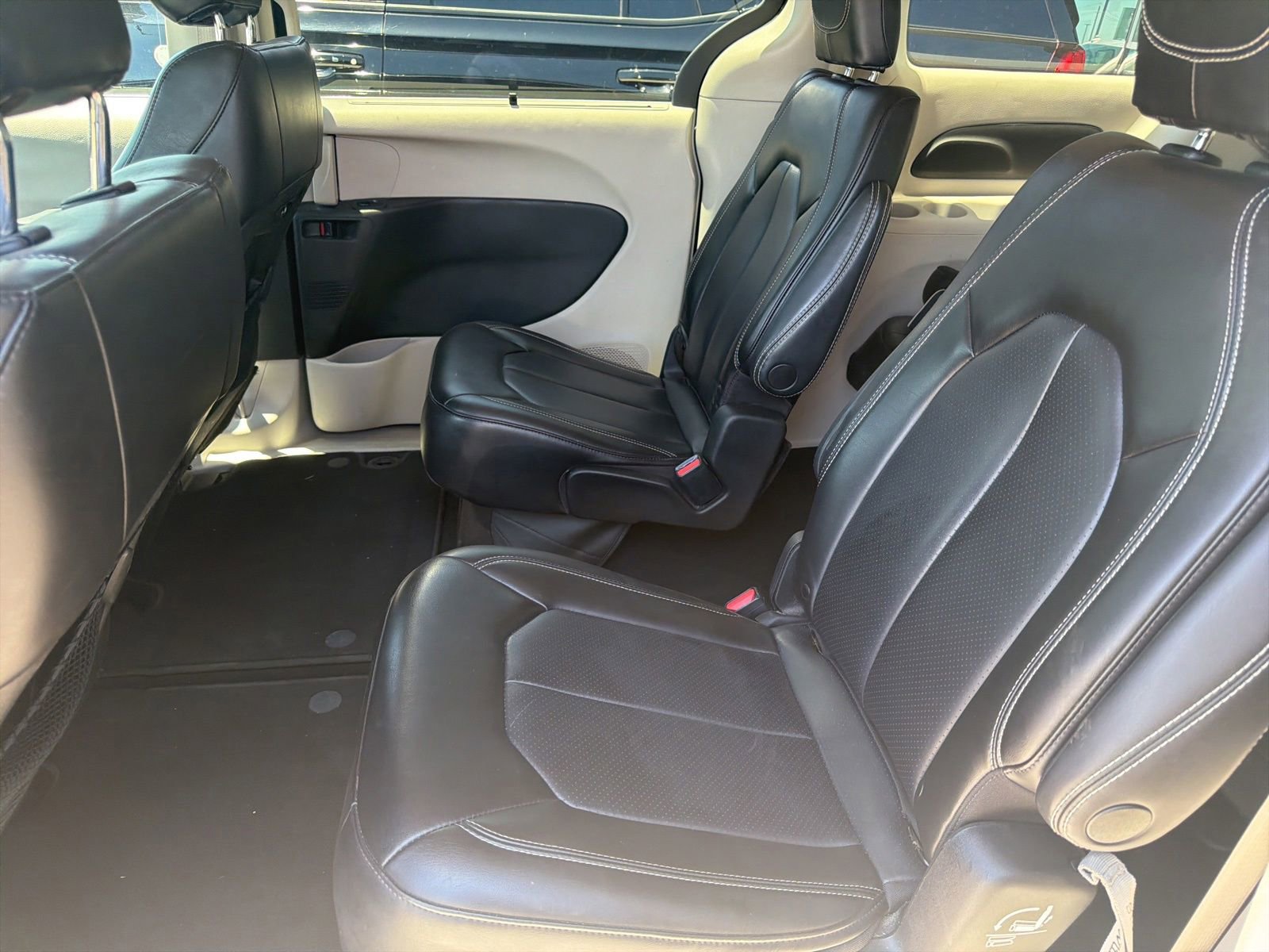 Used 2023 Chrysler Pacifica Touring-L FWD image 8