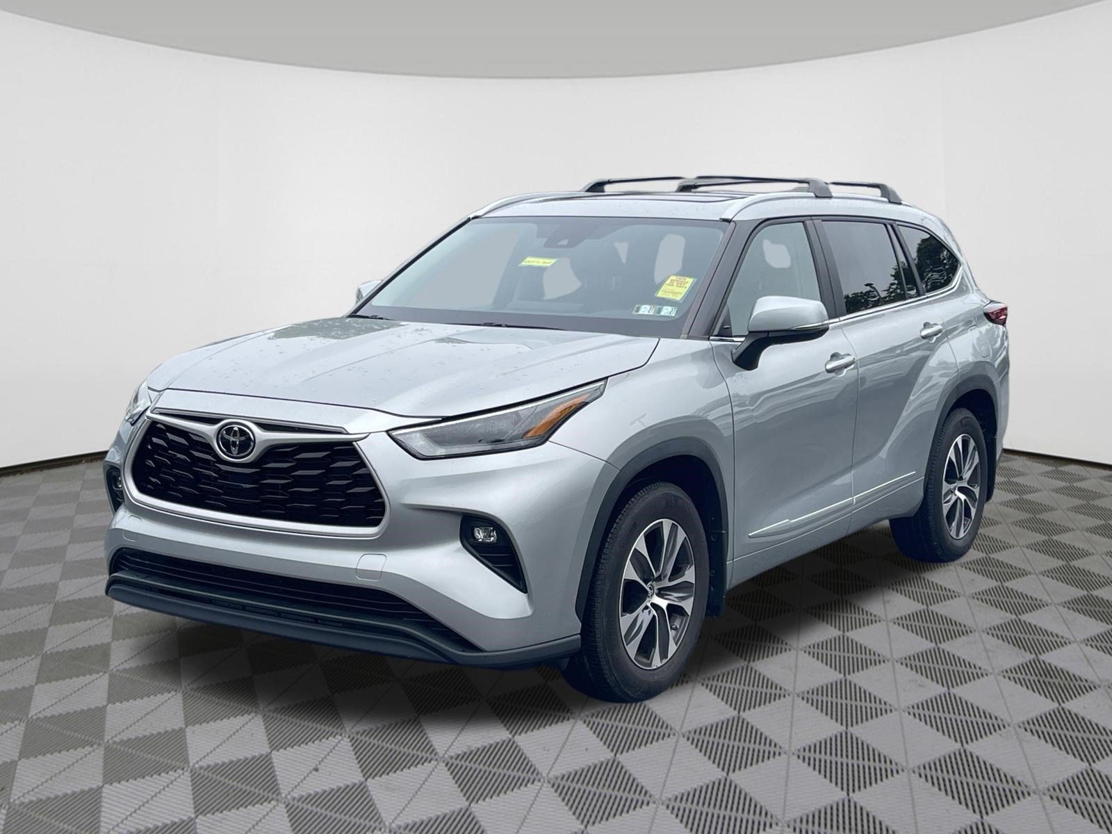 Used 2023 Toyota Highlander XLE FWD image 2