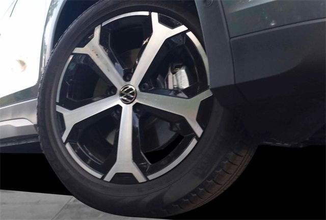 New 2025 Volkswagen Tiguan SE image 3