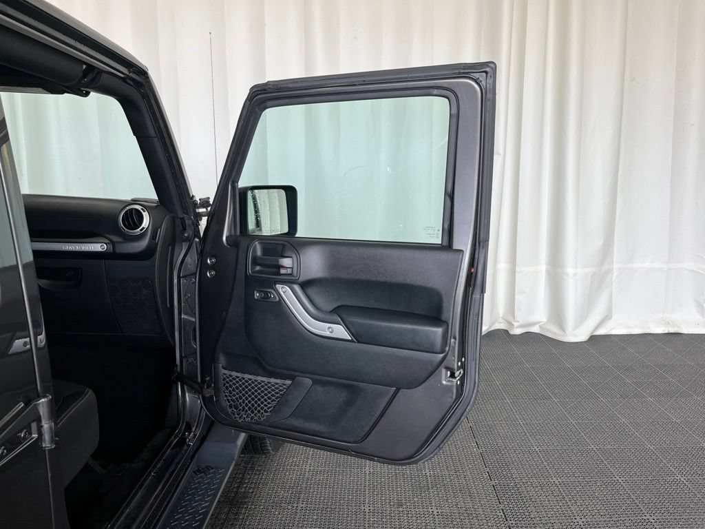 Used 2018 Jeep Wrangler Unlimited Sahara AWD/4WD image 15