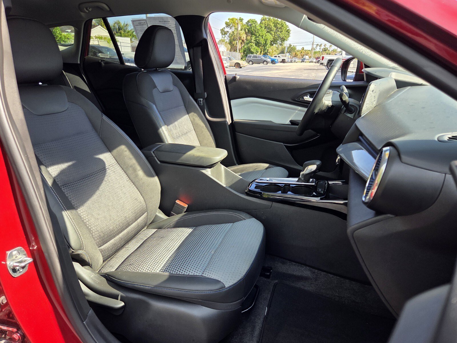 Used 2025 Chevrolet Trax LT w/ LT Convenience Package FWD image 18