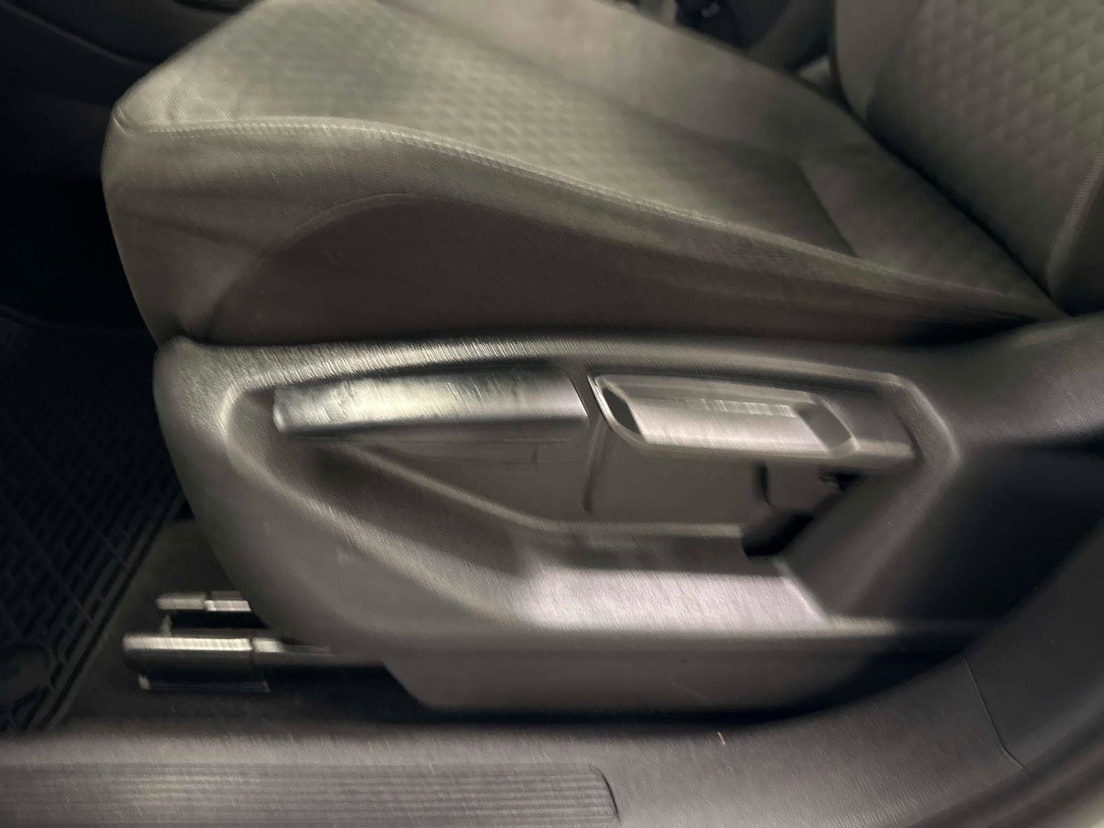 Used 2018 Volkswagen Tiguan S image 19