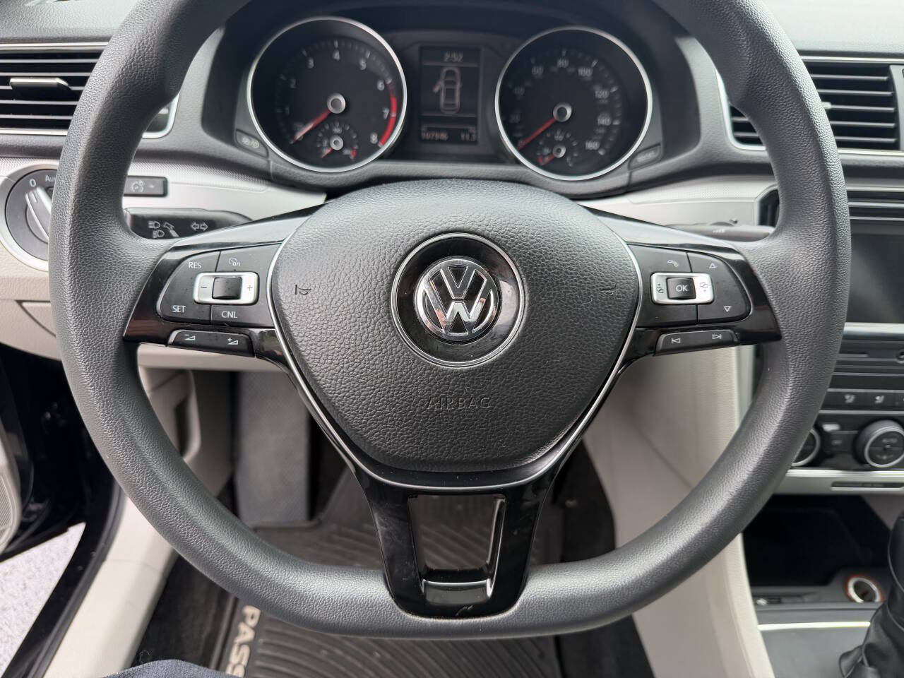 Used 2017 Volkswagen Passat 1.8T S FWD image 28
