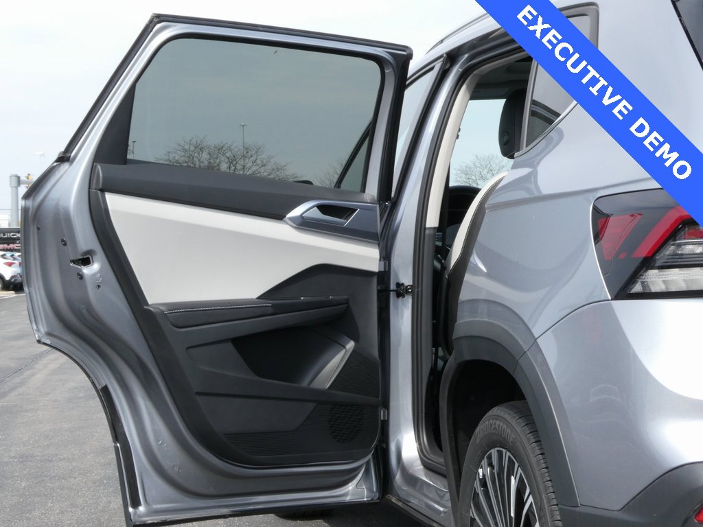 Certified 2025 Volkswagen Taos SE image 35