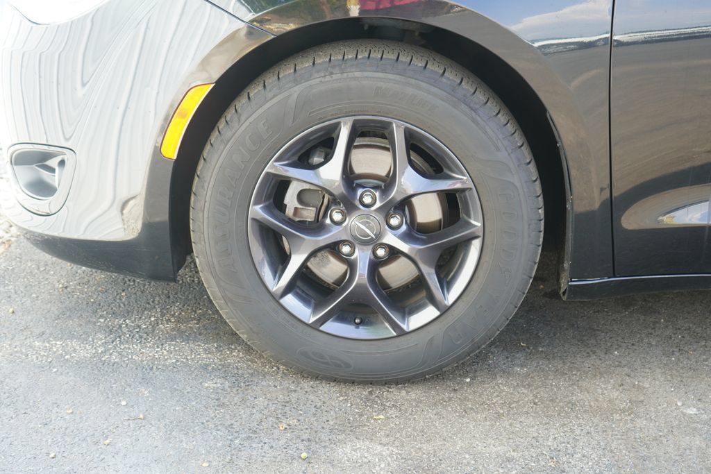 Used 2019 Chrysler Pacifica Touring-L w/ S Appearance Package FWD image 6