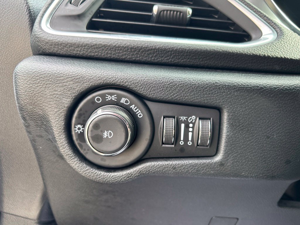 Used 2025 Chrysler Pacifica Limited FWD image 21
