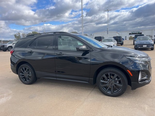 Used 2022 Chevrolet Equinox RS w/ LPO, Floor Liner Package image 2