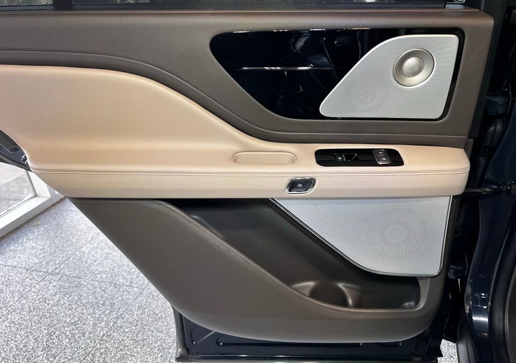 Used 2023 Lincoln Aviator Reserve w/ Equipment Group 201A image 40