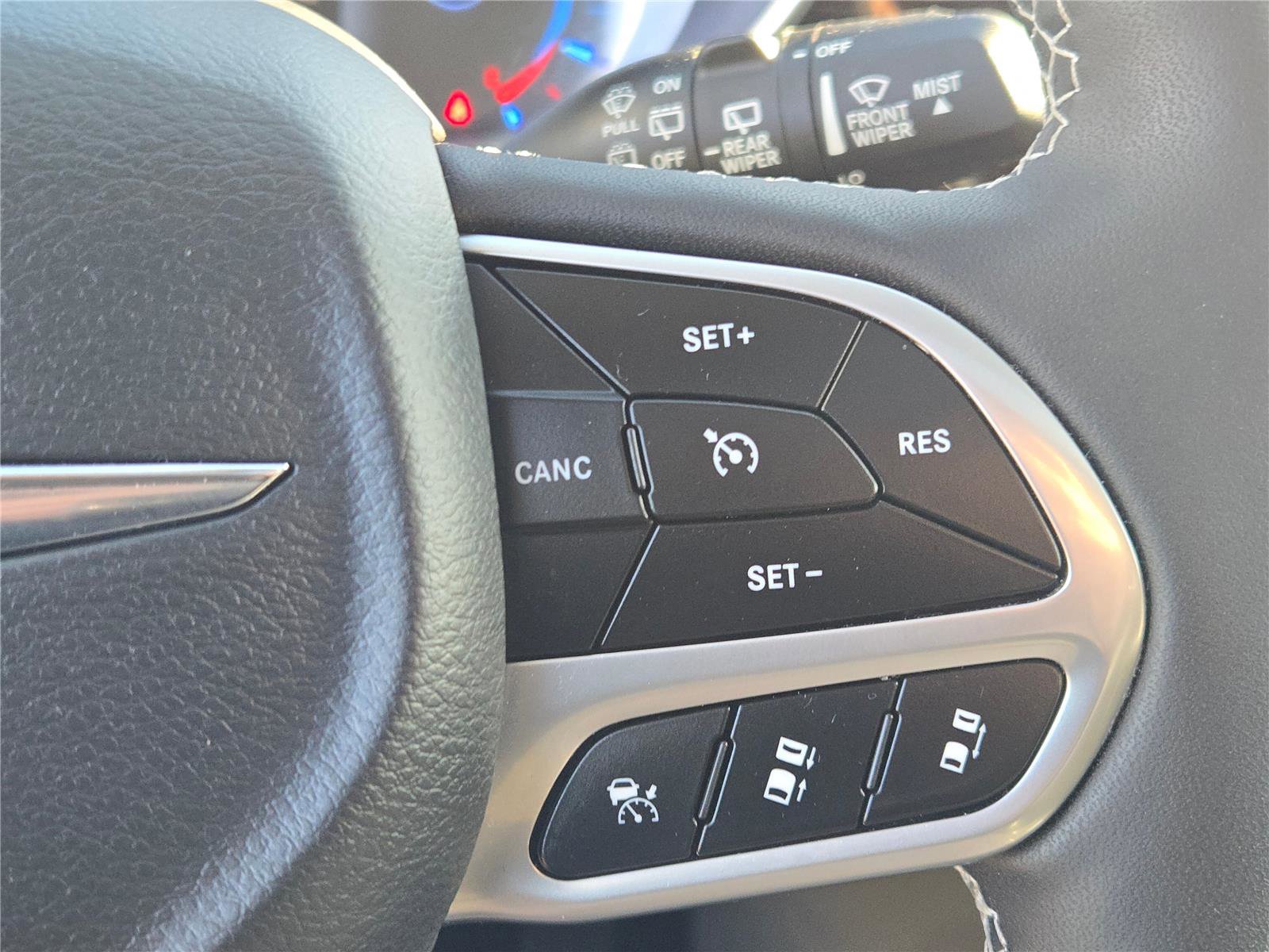 Used 2023 Chrysler Pacifica Limited w/ Uconnect Theater Family Group image 36