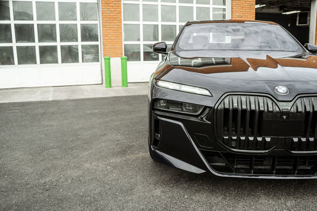 Used 2023 BMW 760i xDrive w/ Executive Package image 38