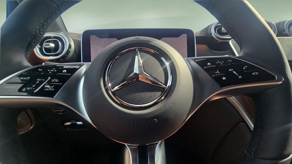 Used 2025 Mercedes-Benz GLC 300 4MATIC image 12