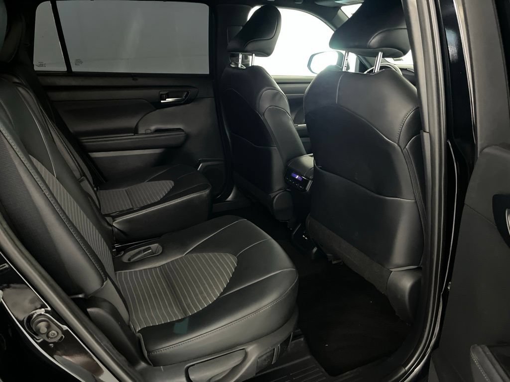 Used 2021 Toyota Highlander XSE AWD/4WD image 24