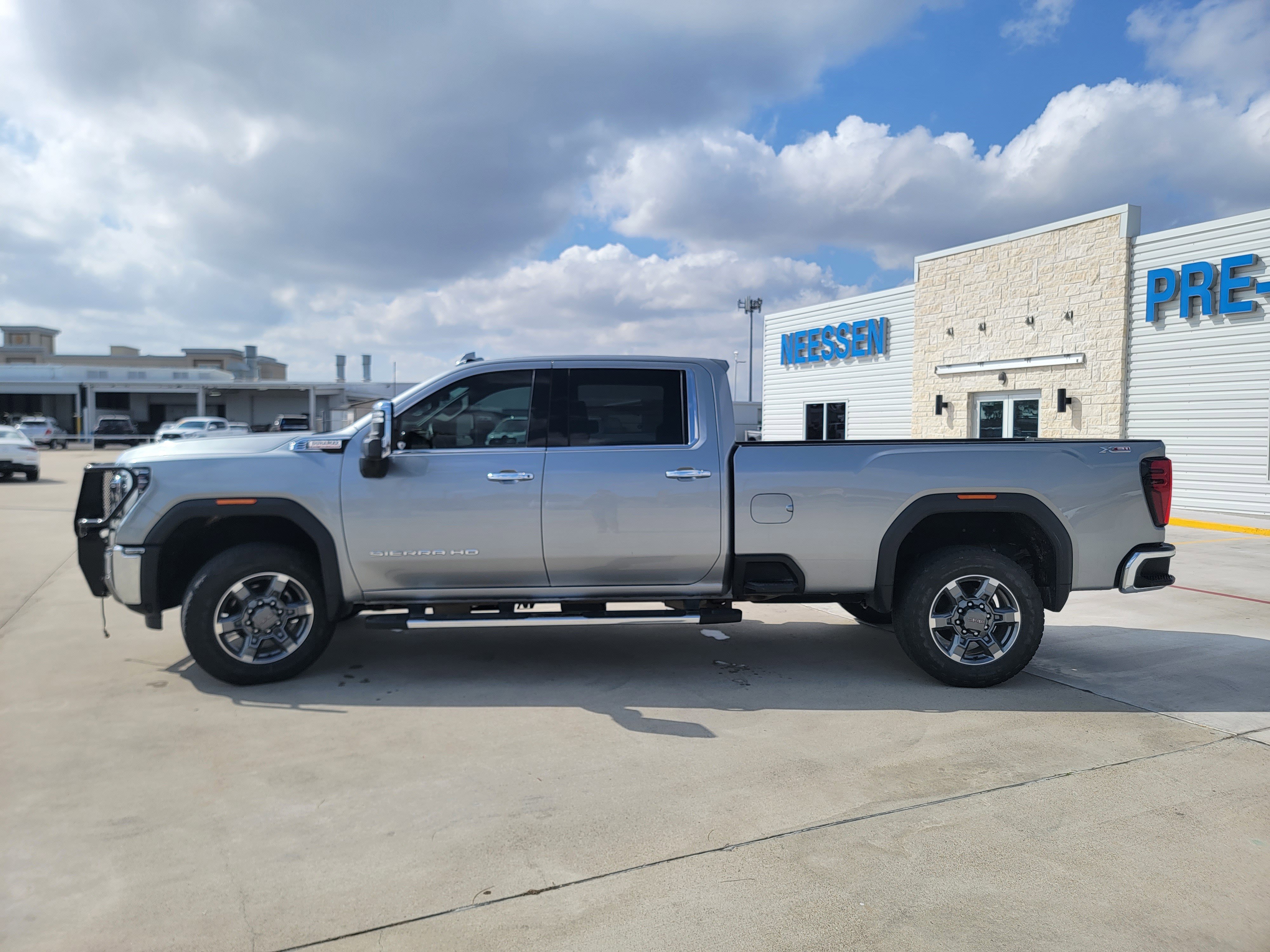 Used 2025 GMC Sierra 3500 SLT w/ SLT Premium Package image 7