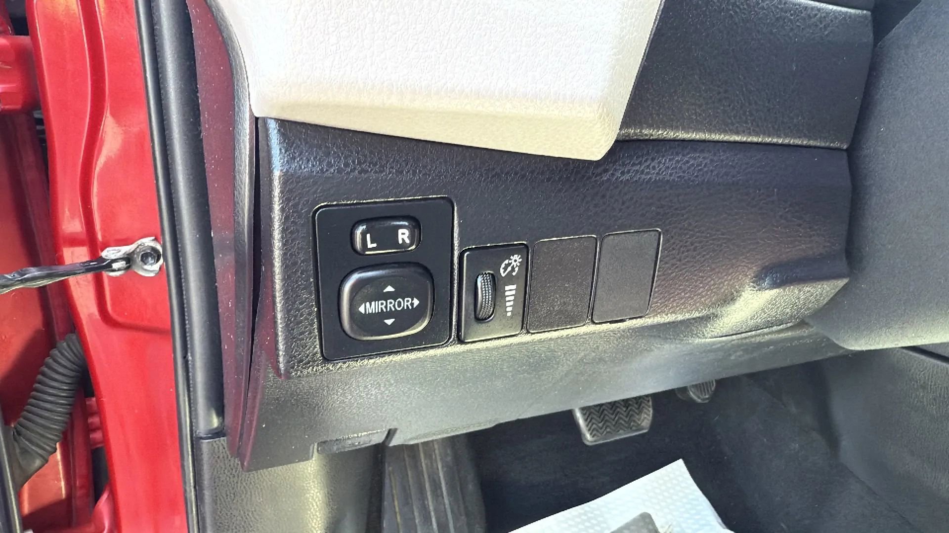 Used 2014 Toyota Corolla LE image 12