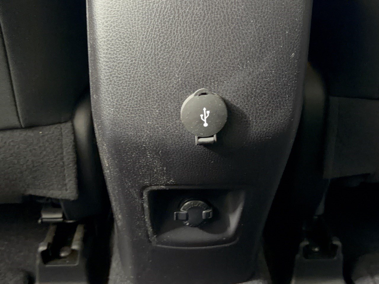 Used 2018 Toyota RAV4 LE FWD image 27