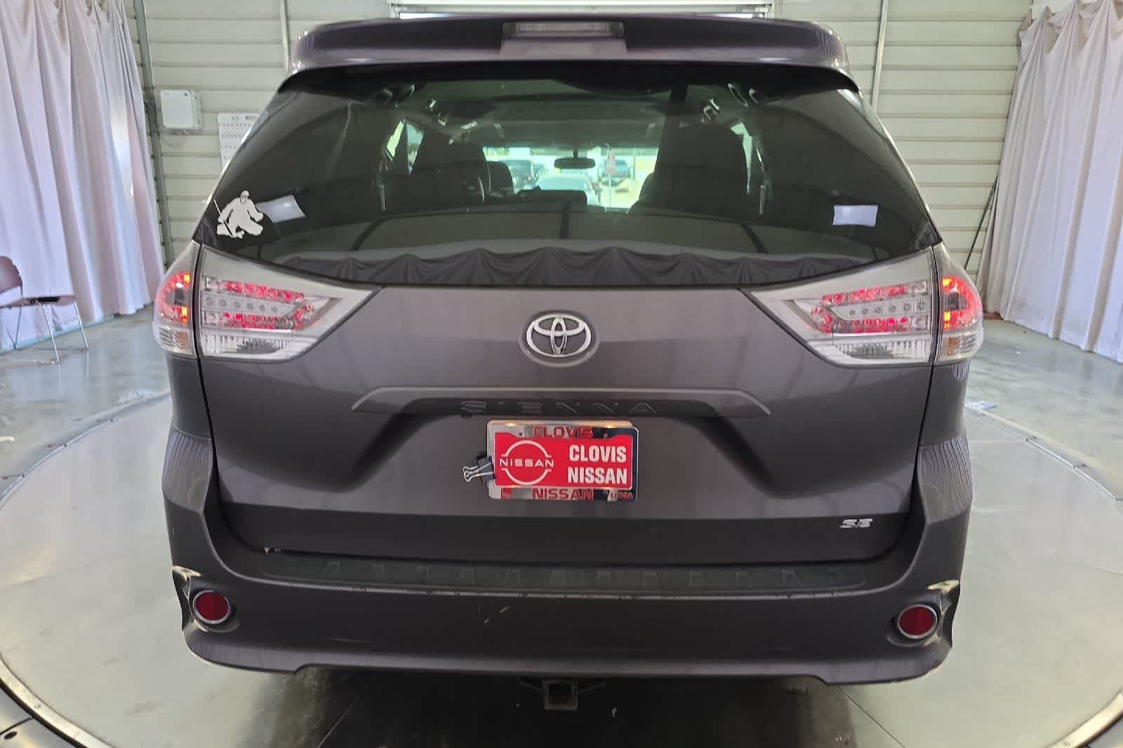 Used 2015 Toyota Sienna SE w/ SE Preferred Package FWD image 8