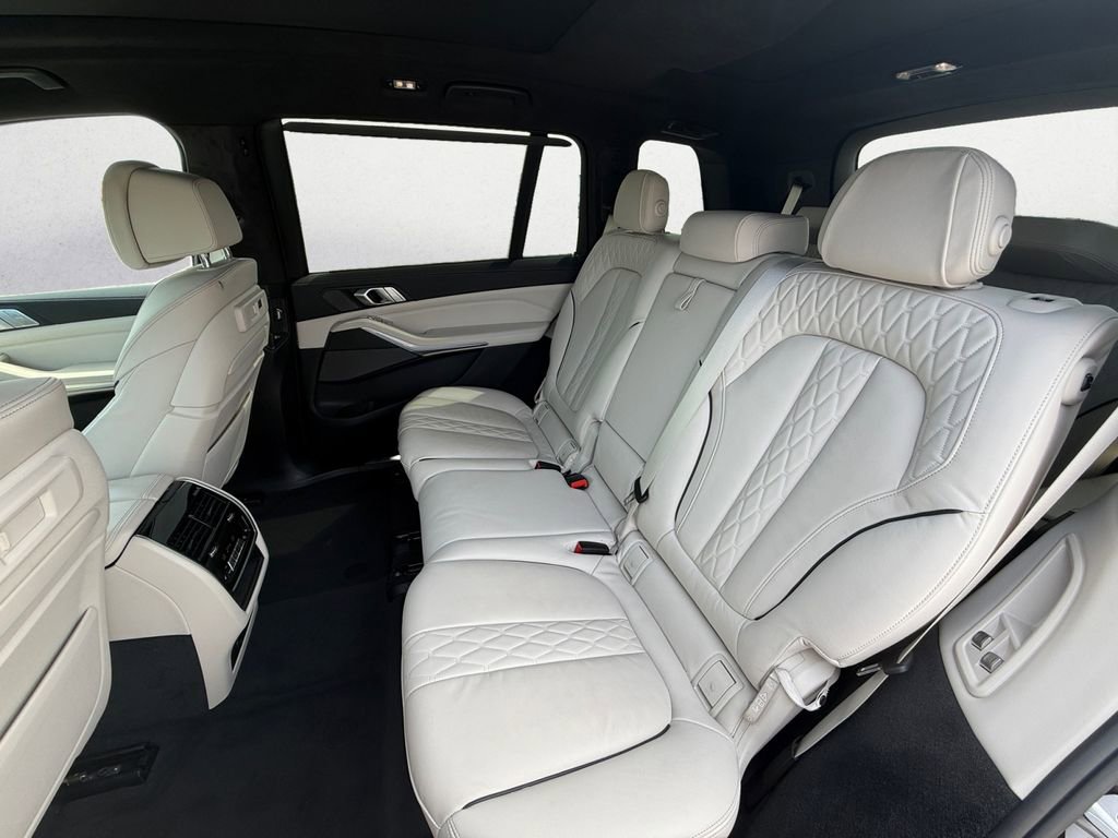 Used 2021 BMW X7 M50i image 13
