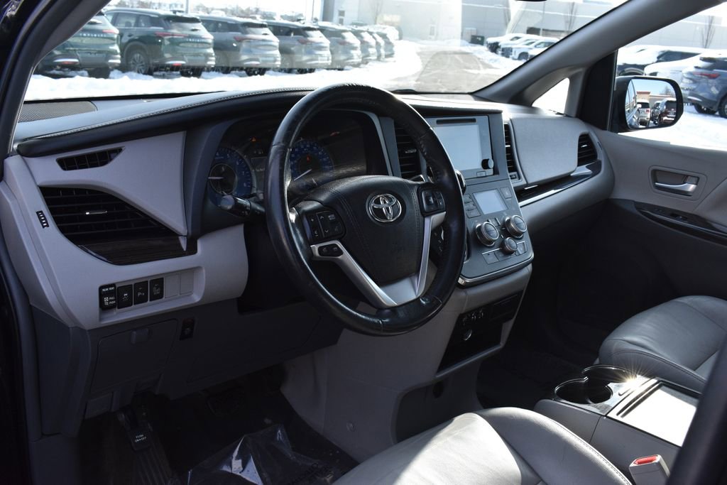 Used 2016 Toyota Sienna XLE image 11