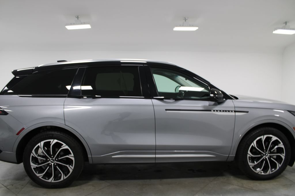 Used 2024 Lincoln Nautilus Reserve AWD/4WD image 11