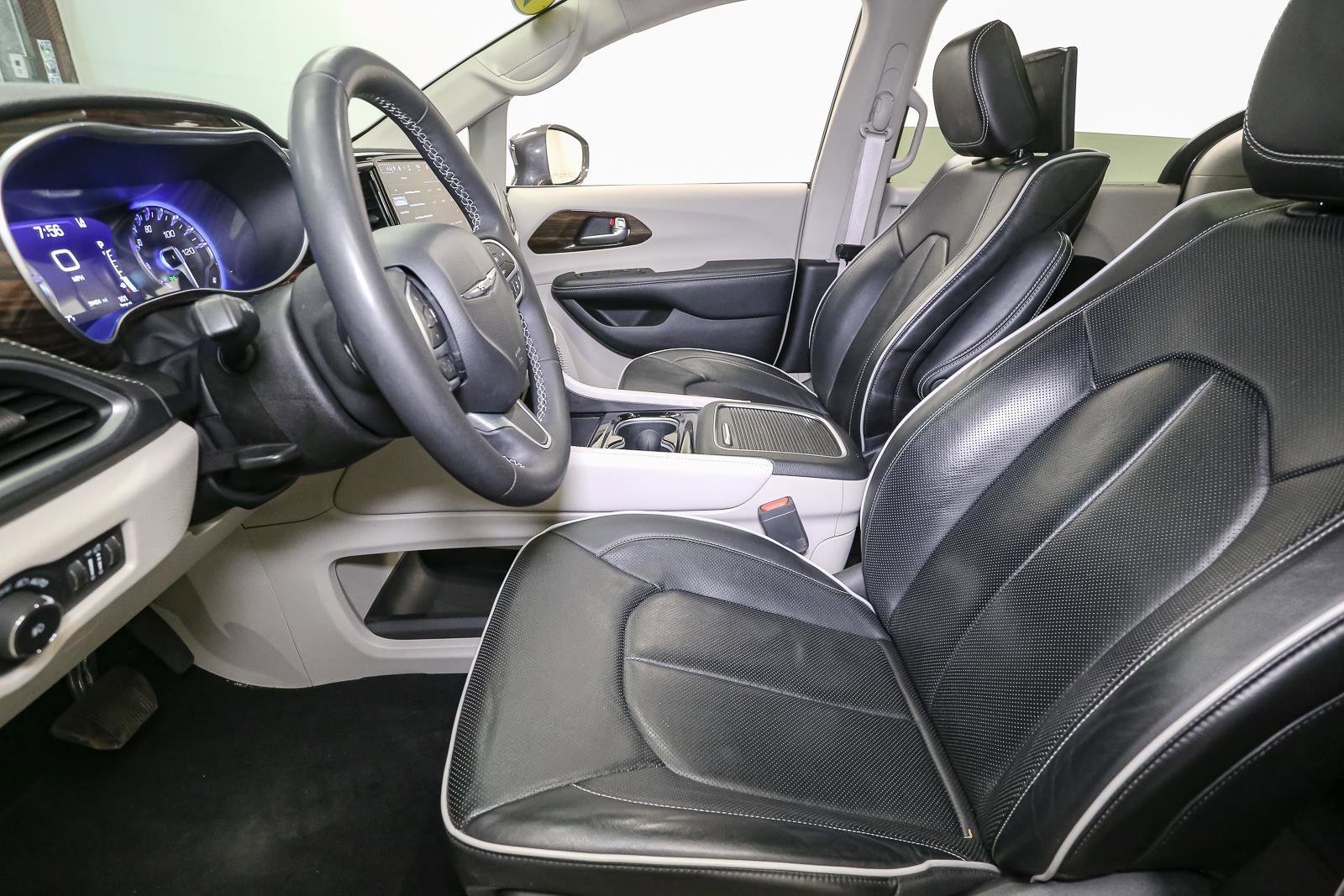 Used 2022 Chrysler Pacifica Limited w/ Uconnect Theater Family Group AWD/4WD image 50