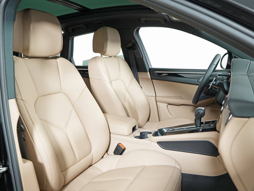 Certified 2026 Porsche Macan AWD/4WD image 36