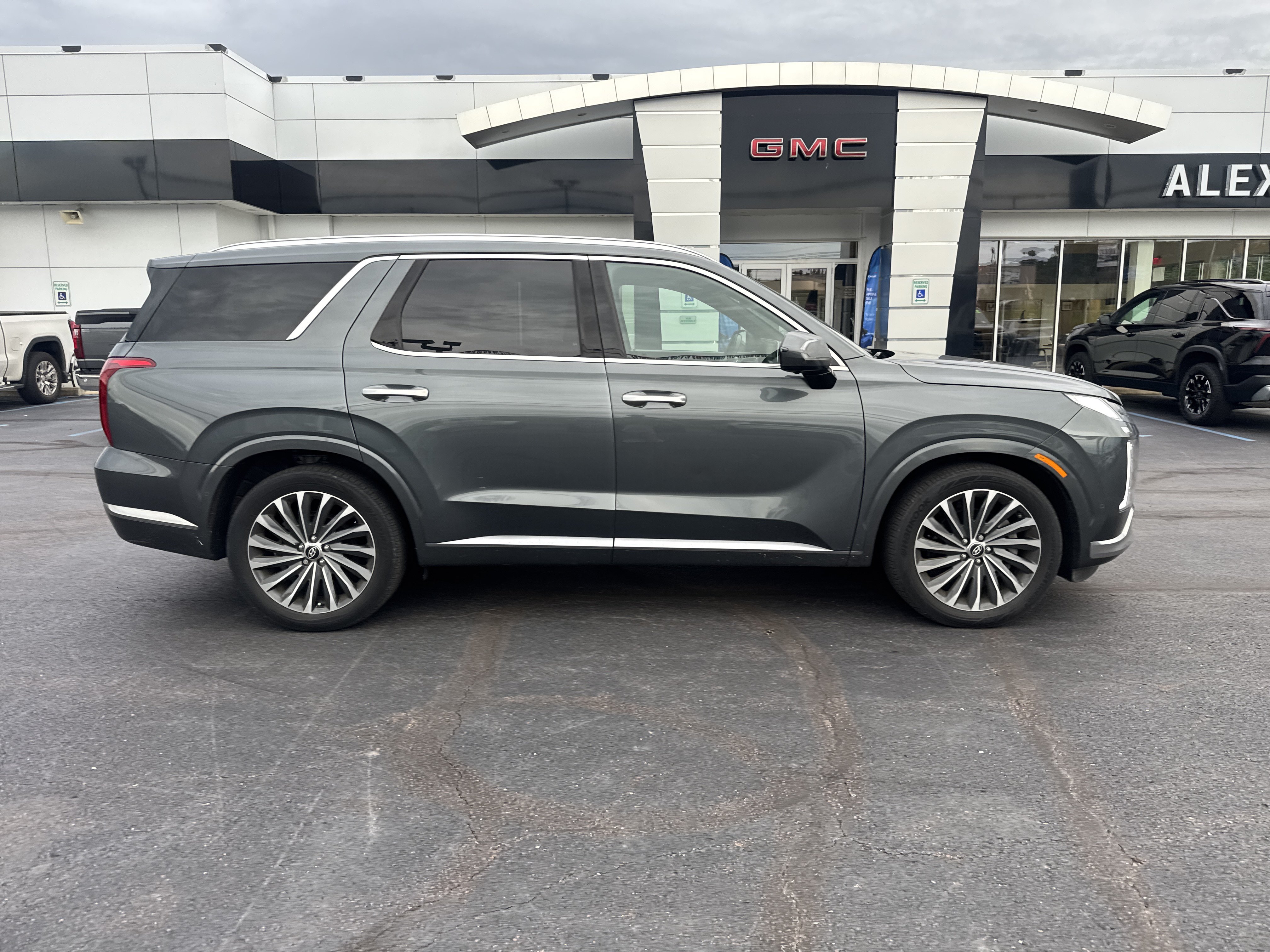 Used 2023 Hyundai Palisade Calligraphy w/ Cargo Package AWD/4WD image 2