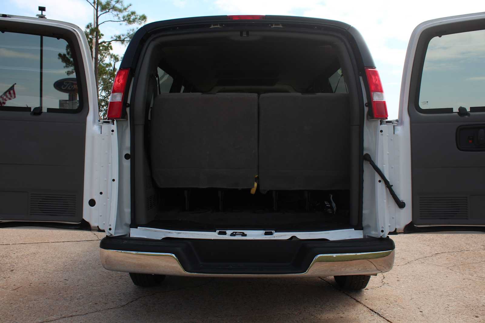 Used 2025 Chevrolet Express 3500 LT w/ LT Preferred Equipment Group RWD image 10